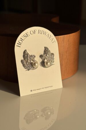 Swan Pearl Earring